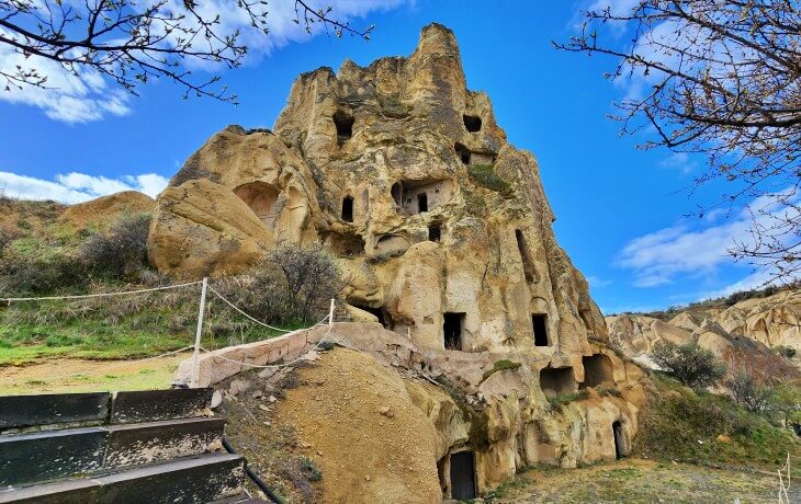 Kapadokya Göreme Rahibeler Manastırı; çok katlı kaya oyma hücreleri ve tüf kaya mimarisi.